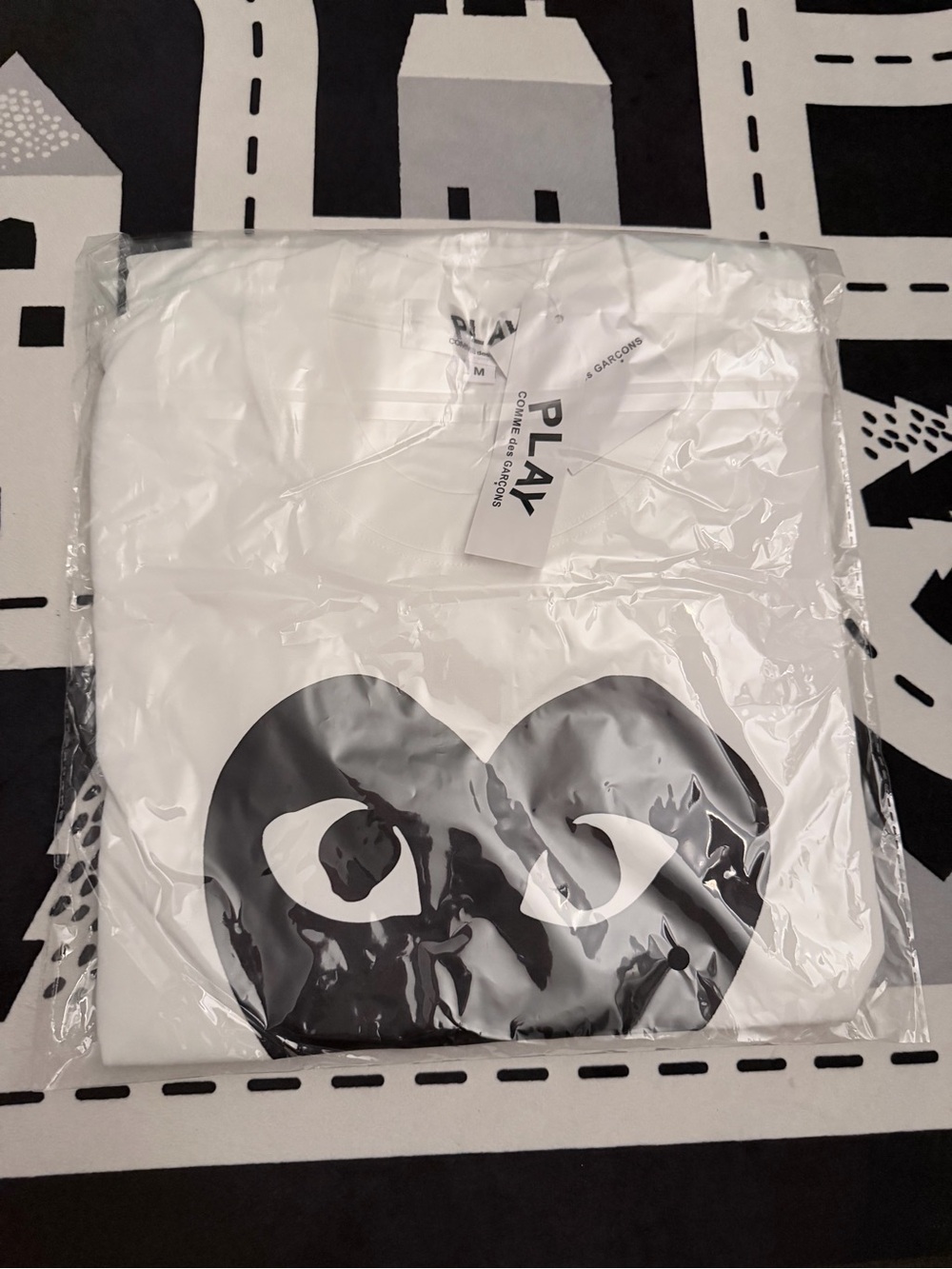 Comme des Garcons PLAY White T-Shirt with Black Heart Logo M/L